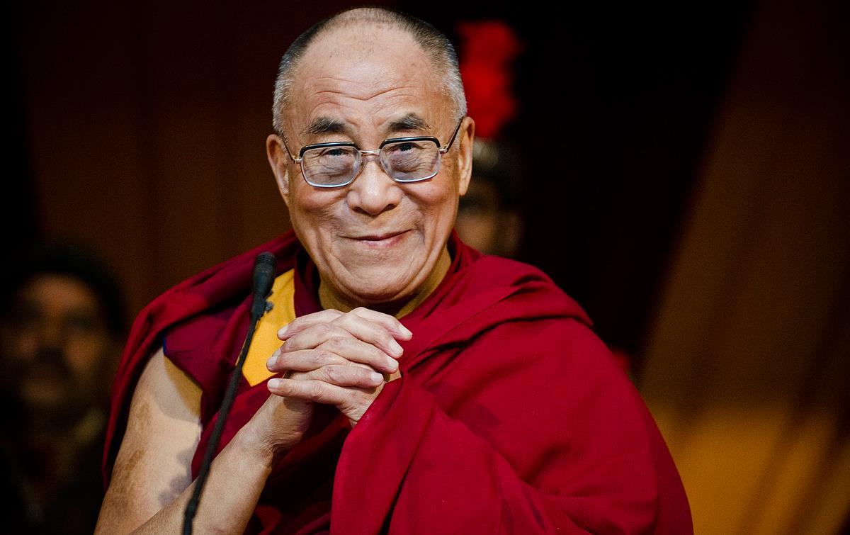 Dalai Lama: ” Prestaňte sa modliť za Paríž …“
