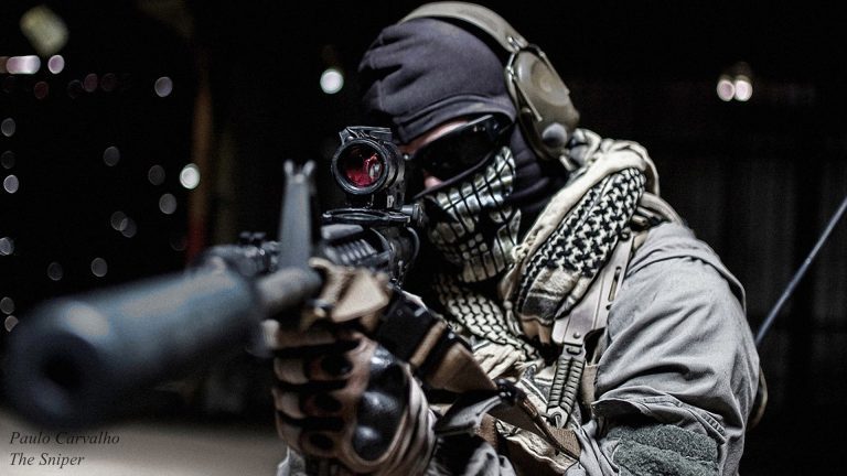 Milimetrový zásah. Elitní britský sniper trefil do hlavy z 1200 metrů instruktora IS