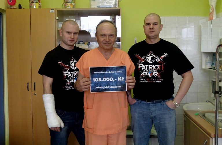 Fanoušci Baníku Ostrava věnovali onkologické klinice 105 000 Kč