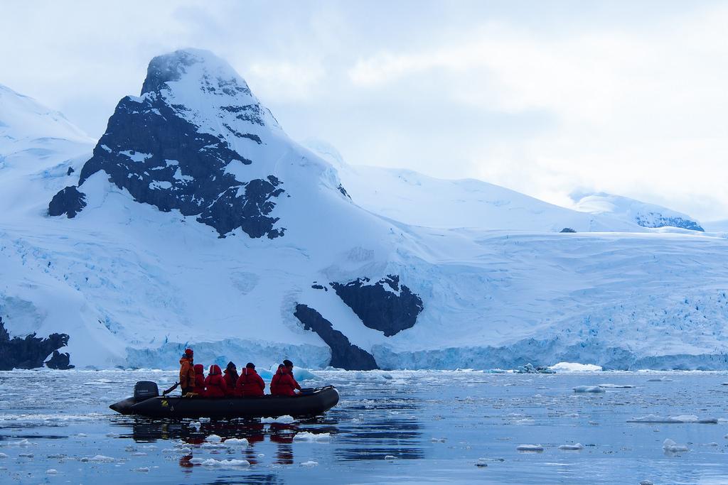 Zodiac in Antarctica by londoncyclist antarctica fotografia