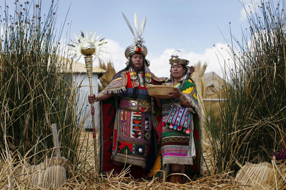 Andský muž a žena, zobrazujúci inkské legendárne postavy, Manco Capaca a Mama Acllo, (REUTERS / Enrique Castro-Mendivil)