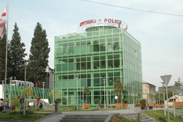 Gruzínsko vyhodilo 30 000 policajtov a efekt na seba nenechal dlho čakať