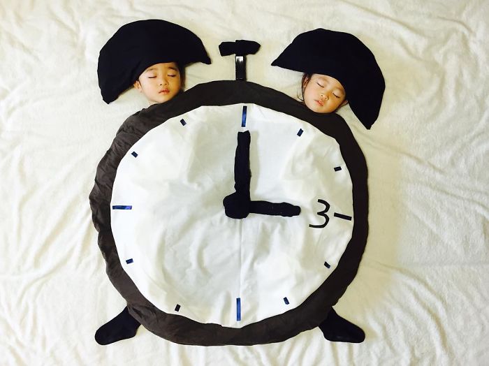 sleeping-japanese-twins-mom-dress-up-kids-photography-ayumiichi-13-57df9d2d14e01__700