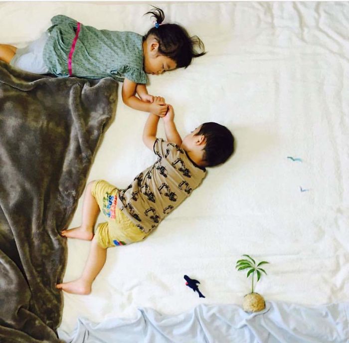 sleeping-japanese-twins-mom-dress-up-kids-photography-ayumiichi-29-57df9d7cabd24__700