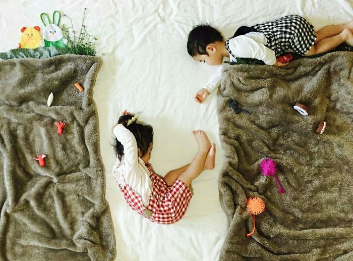 sleeping-japanese-twins-mom-dress-up-kids-photography-ayumiichi-37-57df9d8fb571f__700