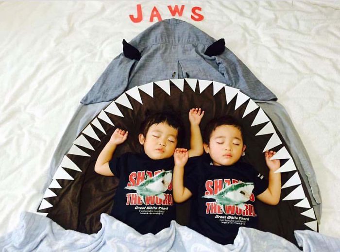 sleeping-japanese-twins-mom-dress-up-kids-photography-ayumiichi-4-57df9d48f3e4b__700