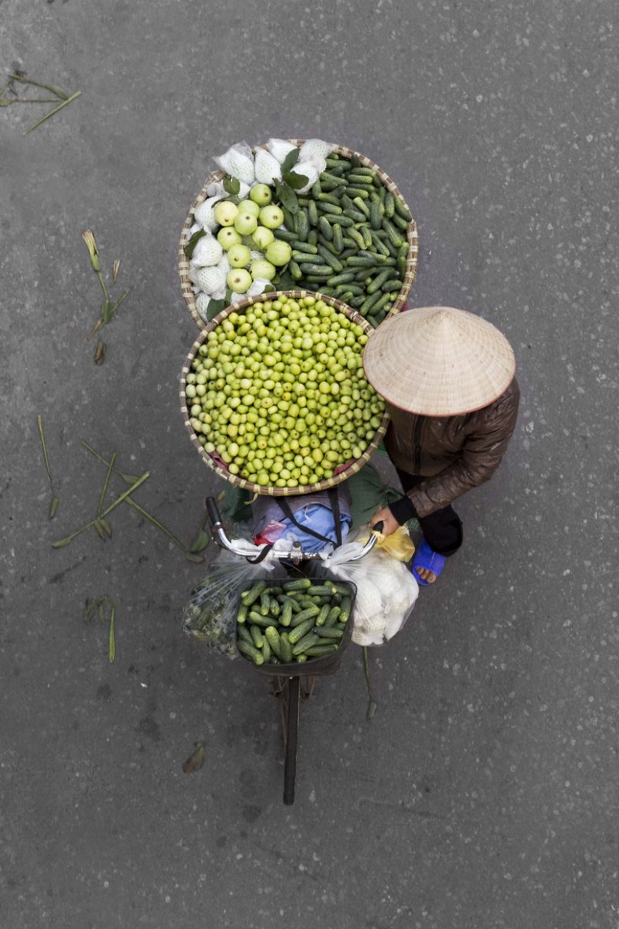 i-spend-days-on-bridges-to-take-images-of-roaming-vendors-580473d165dcd__880