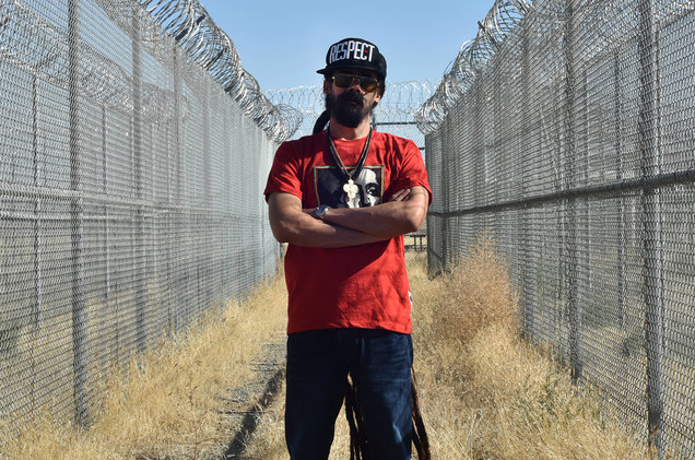 Damien Marley premieňa Kalifornské väzenie na obrovskú farmu