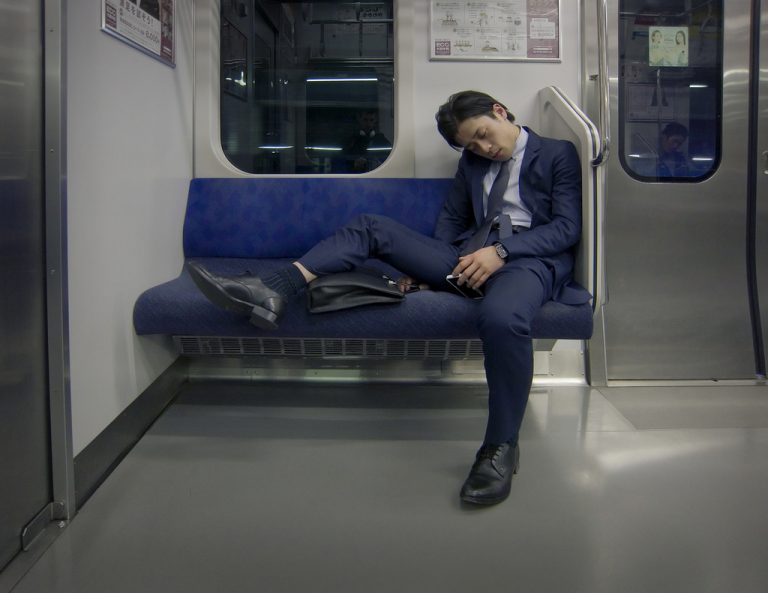 Zdriemnuť si cez deň v parku? V Japonsku je to úplne v poriadku a je to znakom pracovitosti