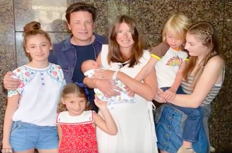 Jamie Oliver nie je len kuchár, ale aj otec až piatich detí. Mená, akými pomenoval svoje deti vás prekvapia