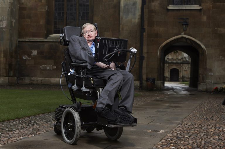Fyzik Stephen Hawking svojimi odpoveďami odbije nejedného novinára