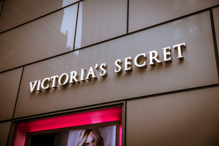 Dnes všetkým známa spoločnosť Victoria’s Secret bola pôvodne založená mužom a to z veľmi zaujímavého dôvodu