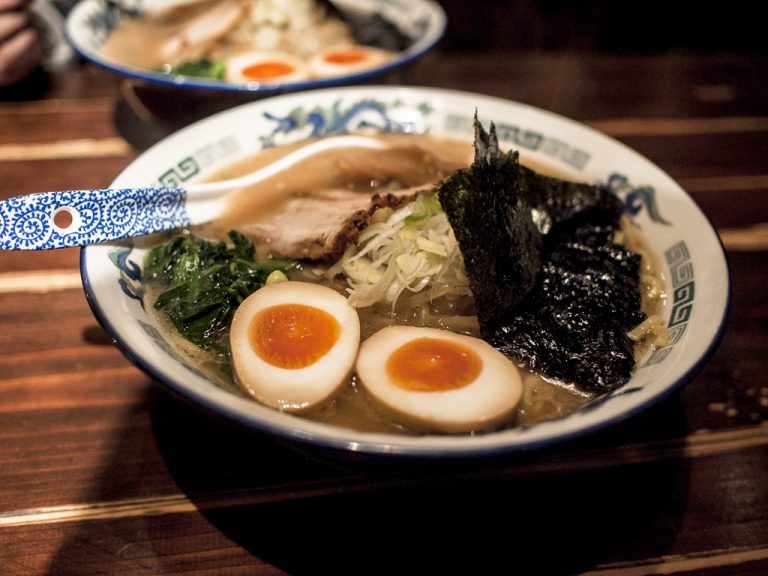 Maličká rešturácia, ktorá má iba 9 miest a na menu nájdete len polievky Ramen, sa zaradila medzi elitu
