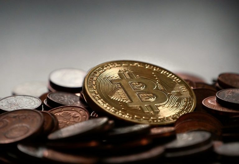 Hodnota Bitcoinu padla z rekordných 16,700 eur na 8,770 eur