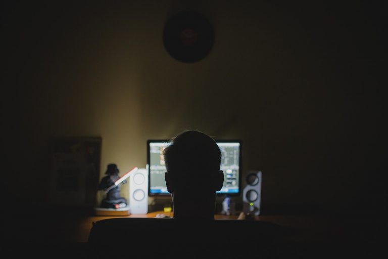 15-ročný britský chlapec získal prístup k tajným informáciám CIA tak, že sa vydával za ich riaditeľa