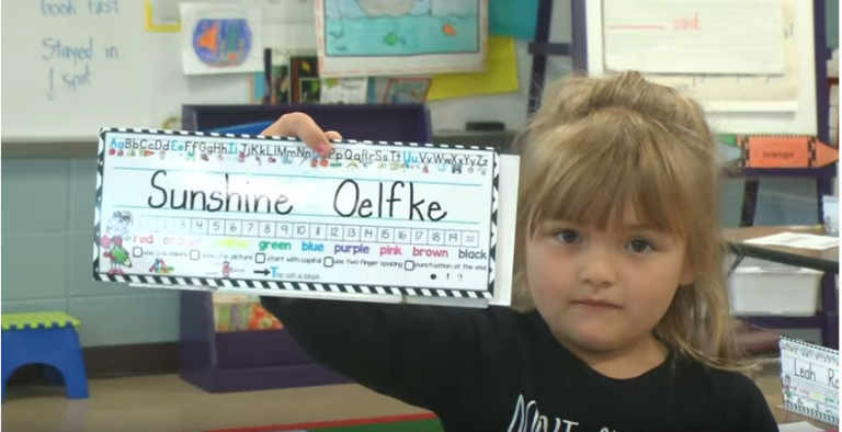 Iba 5-ročné dievčatko rozbilo prasiatko, aby tak mohla kúpiť mlieko pre spolužiačku. Pozrite sa, ako tento veľký čin nakoniec dopadol