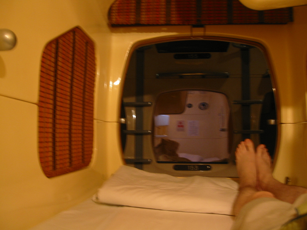 Capsule hotel by mdid capsule hotel fotografia