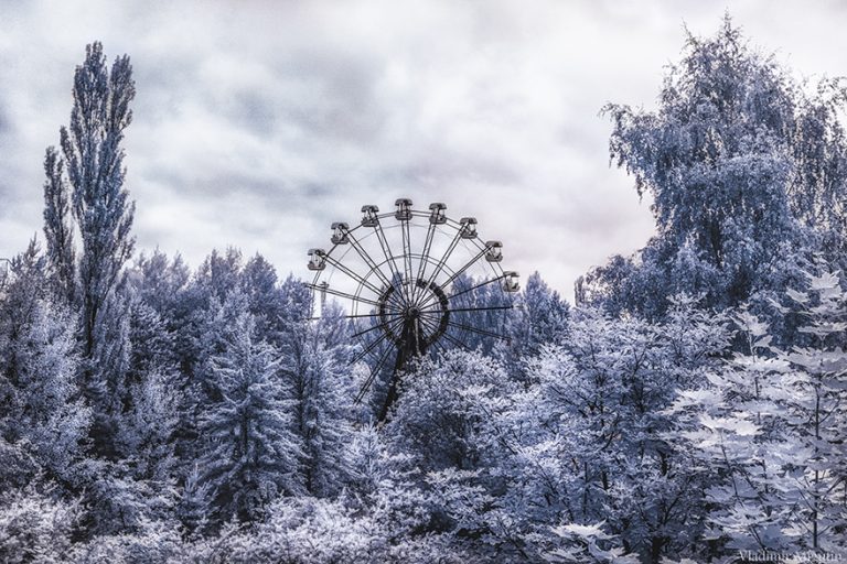 Infračervené fotografie z Černobyľu dávajú tomuto opustenému miestu ešte desivejšiu atmosféru