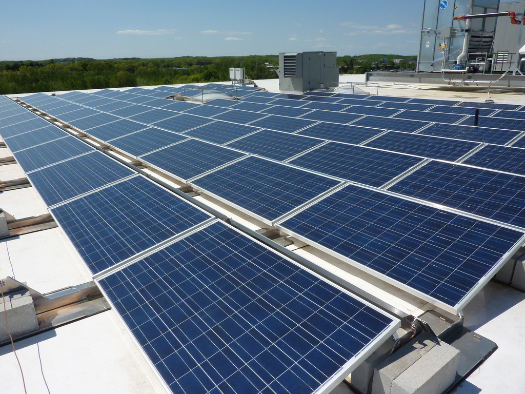 8 Cabot Rd. roof solar panels by Cummings Properties solar panel fotografia