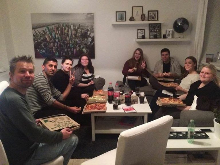 Do svojho domu pozval už vyše 100 cudzincov a pozrite sa prečo