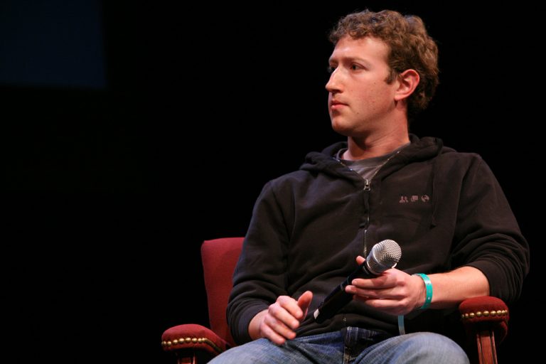 Chceli ste byť niekedy vyzerať vyššie? Skúste metódu Marka Zuckerberga