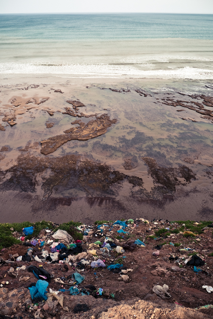 The downside... by Roman Königshofer | rawmeyn trash in coastlines fotografia