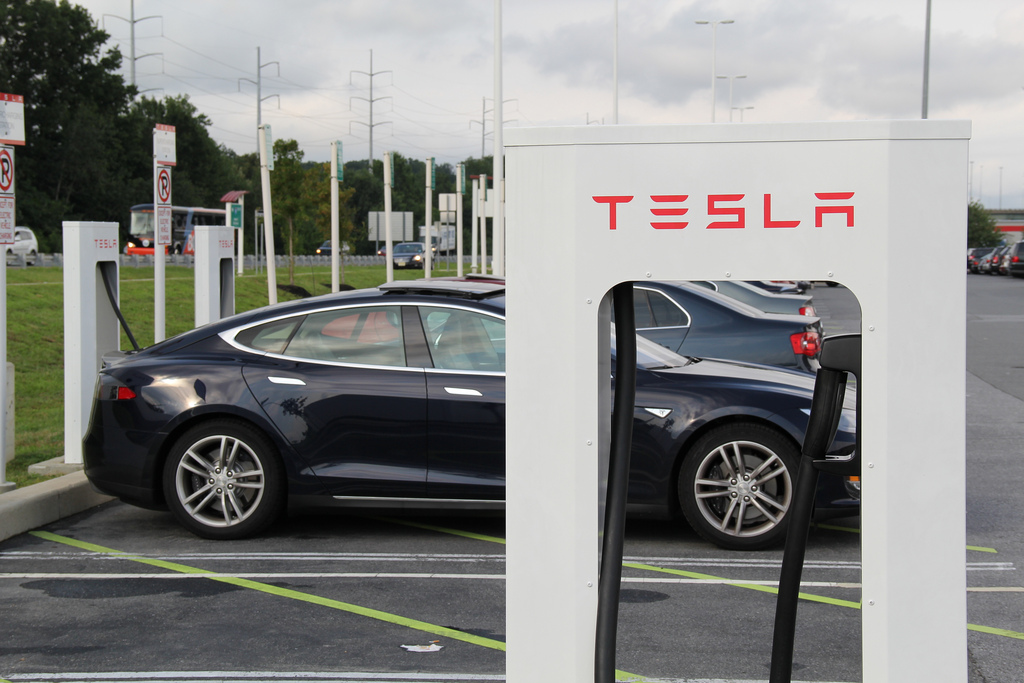 Charging Tesla Model S by jeffcooper86 tesla station fotografia