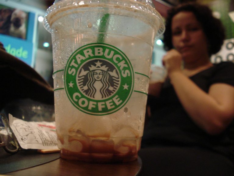 Starbucks je najväčším maloobchodným predajcom, ktorý od jesene prestane predávať plastové slamky
