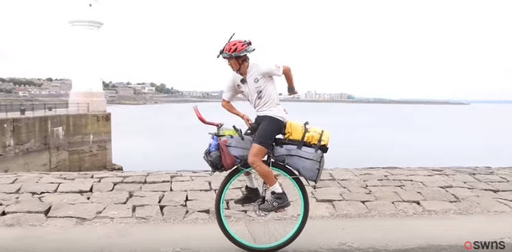 Mladík je prvým človekom, ktorý precestoval svet na jednokolieskovom bicykli a nielen to