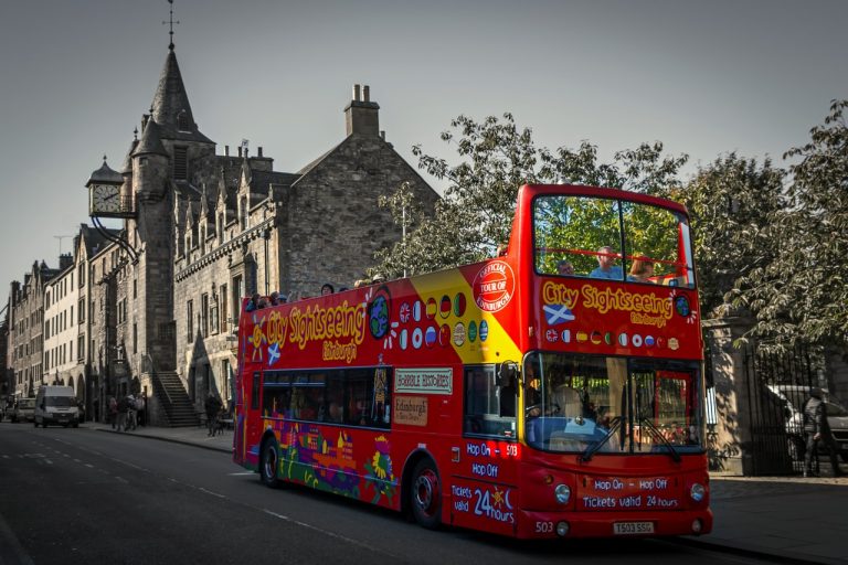 Tip na strávenie pekného víkendu: spiatočné letenky do Edinburghu len za 39€!