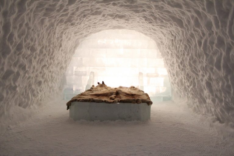 Iglu bolo kedysi hlavný domov Inuitov. Dnes ho väčšinou len ukazujú turistom, no je to stále udivujúce dielo