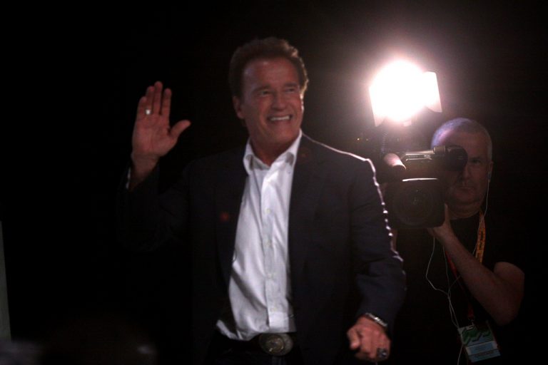 Arnold Schwarzenegger pomáha deťom nezvyčajným spôsobom. Motivuje ich vlastným tankom