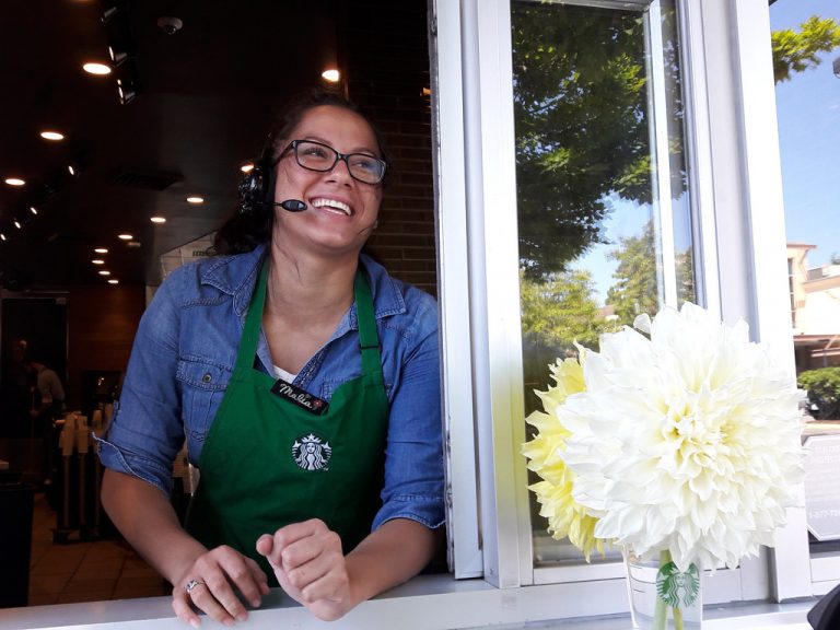 Starbucks bude platiť svojim zamestnancom za to, že budú pomáhať charite