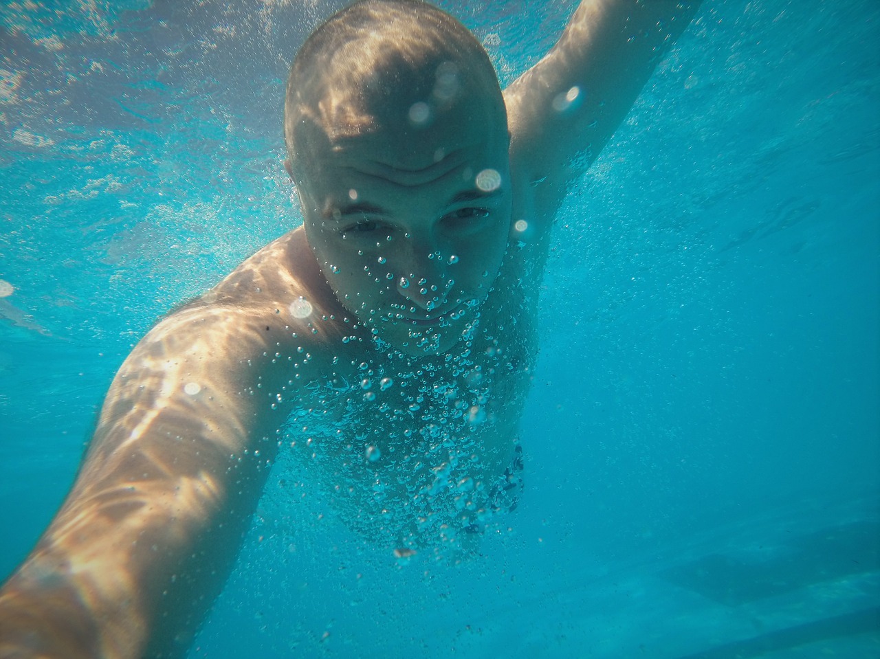 man underwater fotografia