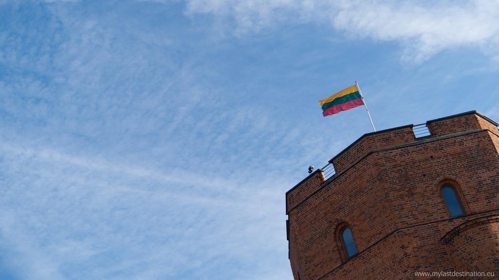 Gediminas tower and Lithuanian flag by Guillaume Speurt lithuania flag fotografia