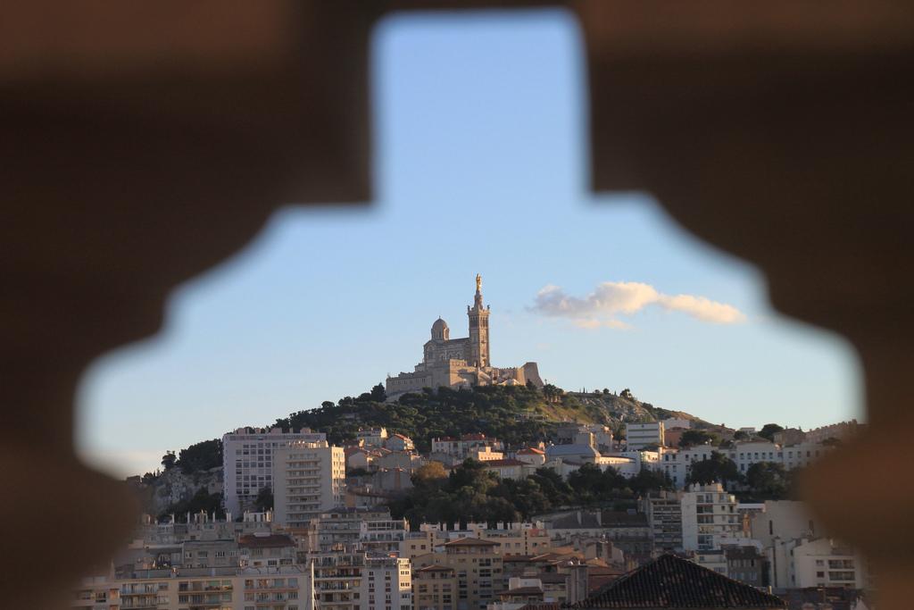 ND de la Garde à travers la barrière by Jeanne Menjoulet marseille notre dame fotografia