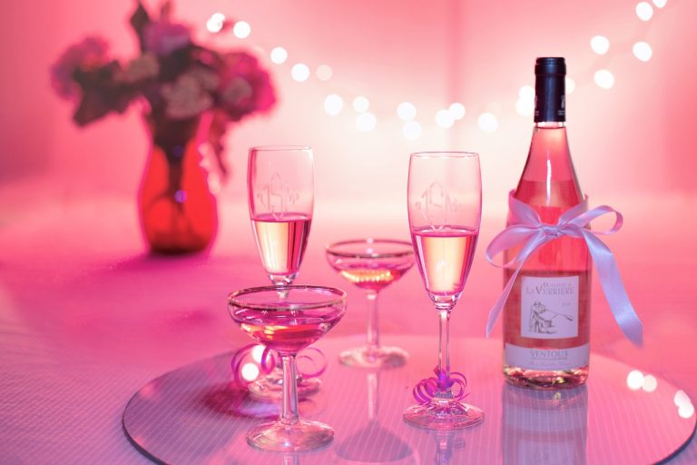 Každodenné pitie kávy a alkoholu vám môže predlžiť život o niekoľko rokov