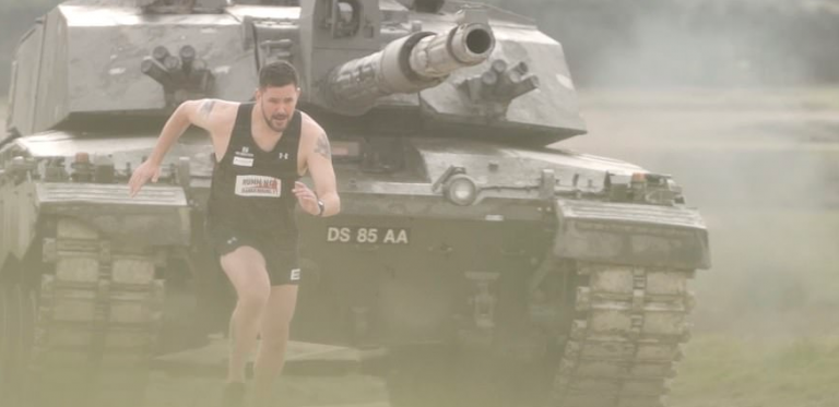 Bývalý britský vojak absolvoval 3 extrémne nebezpečné maratóny v krajinách ako Irak, Somálsko a Afganistan a pozrite sa prečo