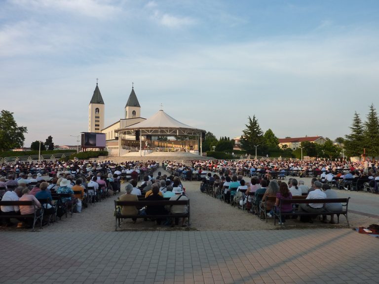 Medjugorje je malé mestečko, ktoré sa preslávilo zjaveniami Panny Márie a každý rok tam smerujú milióny turistov