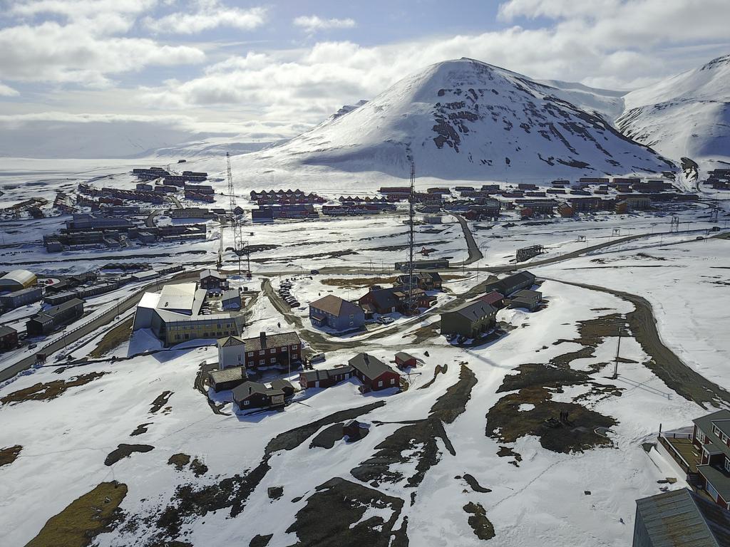 Longyearbyen, Svalbard by Christopher.Michel svalbard fotografia