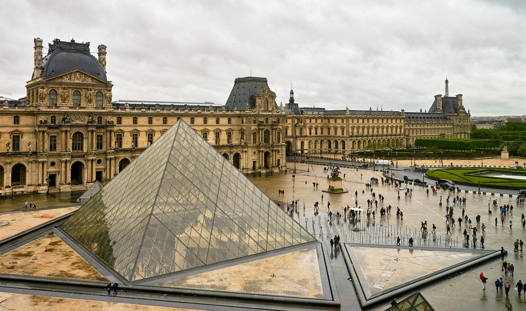 The Louvre In The Rain by szeke the louvre paris fotografia