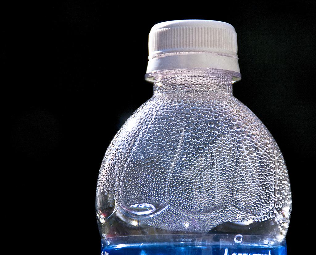 water in bottle fotografia