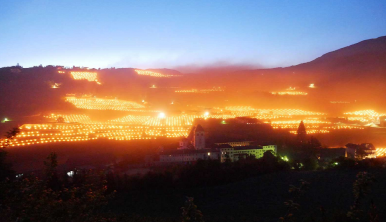 Viniče a jablkové sady sa od talianskych Álp až po Toskánsko ocitli v plameňoch