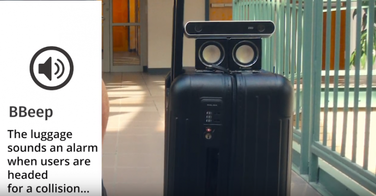 Vymysleli cestovný kufor, ktorý dokáže nevidiacim ľuďom výrazne pomôcť s pohybom aj orientáciou