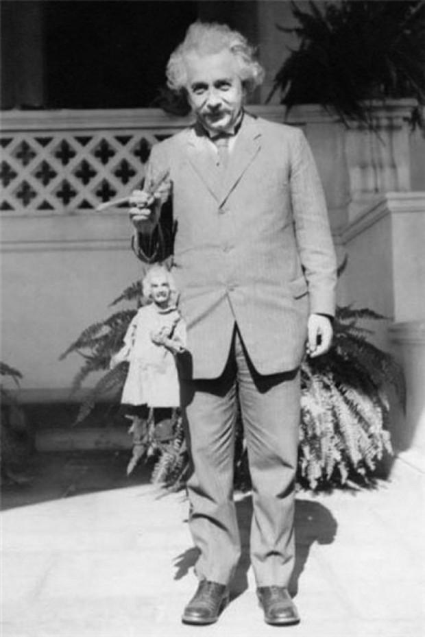 Einstein manejando una marioneta de Einstein (Pasadena, 1931) by Recuerdos de Pandora albert einstein fotografia