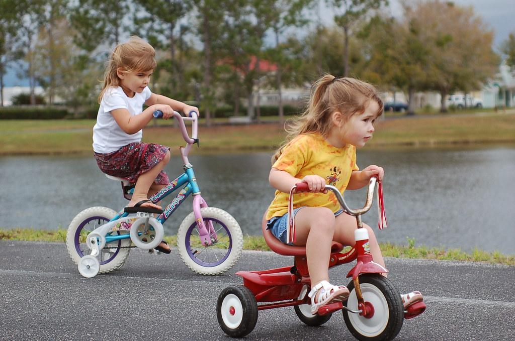 kid on bike fotografia