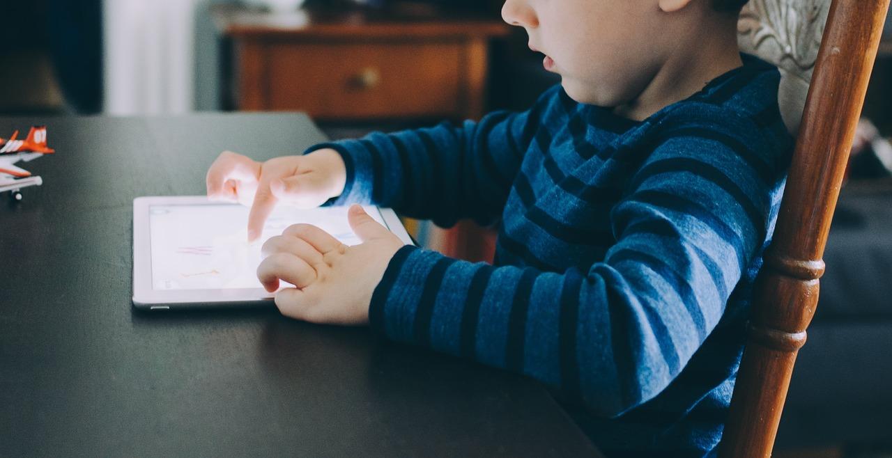 kid with tablets fotografia