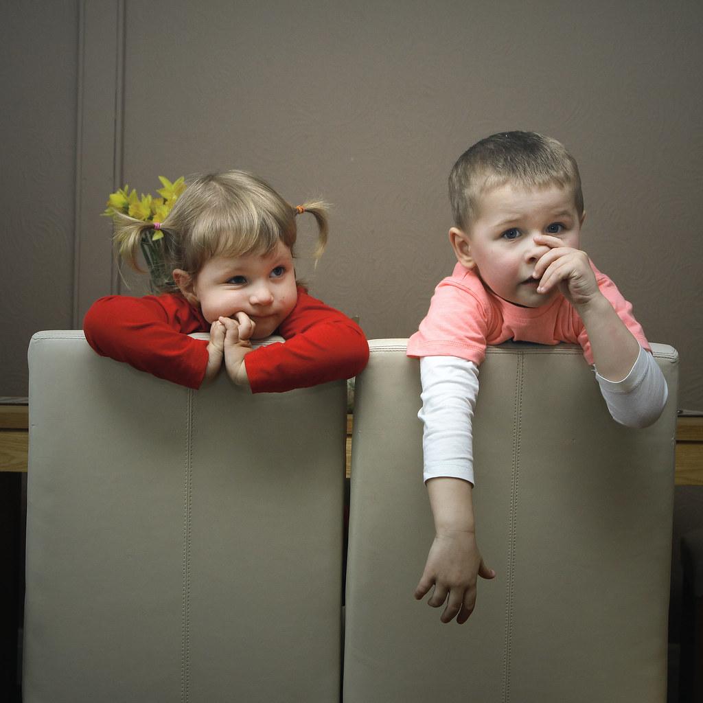 kid on chair fotografia