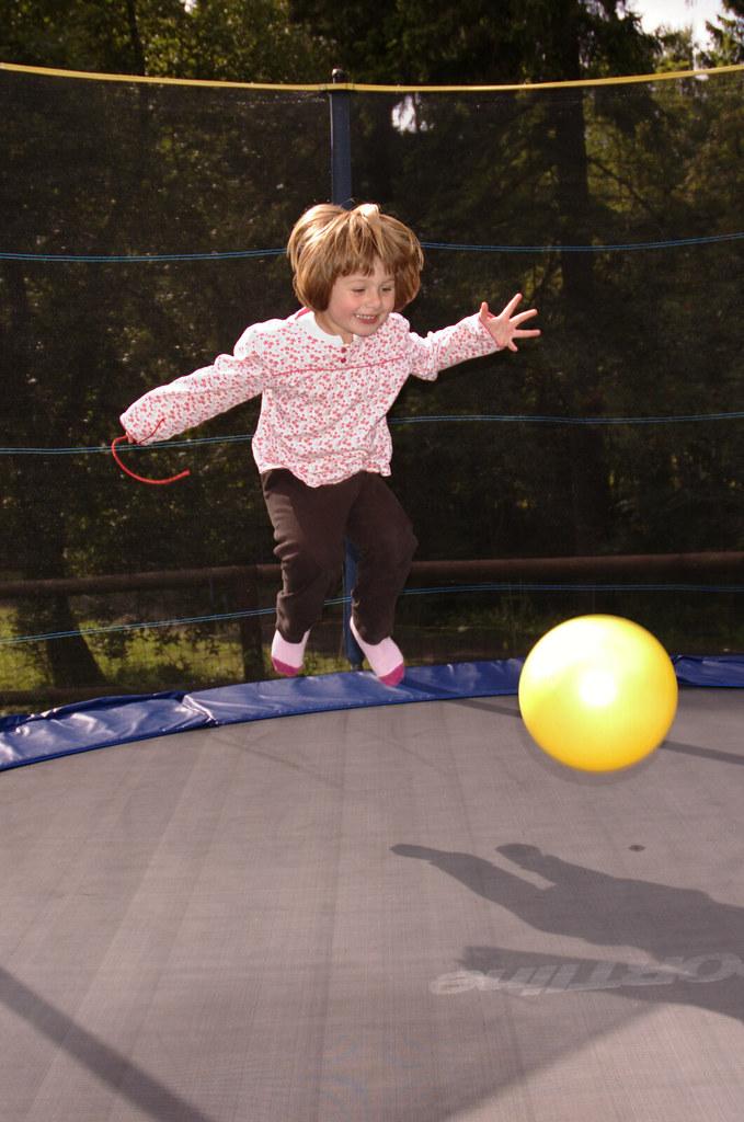 kid on trampolines fotografia