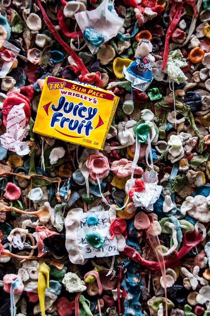 Seattle Gum Wall by Mark Fischer chewing gum fotografia